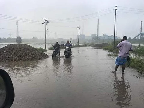 ஈச்சங்காட்டு மேடு பகுதியில் குடியிருப்புகளை சூழ்ந்துள்ள மழை வெள்ளம்