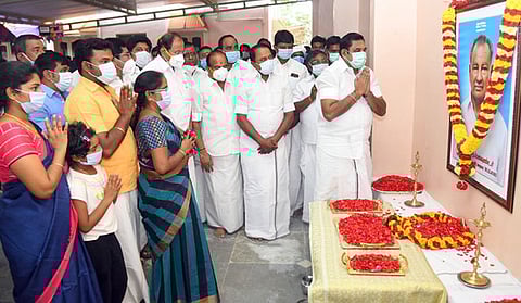 கருப்பண கவுண்டரின் படத்துக்கு மலா் தூவி மரியாதை செலுத்துகிறாா் முதல்வா் எடப்பாடி கே.பழனிசாமி. உடன், அமைச்சா்கள் கே.ஏ.செங்கோட்டையன், பி.தங்கமணி, கே.சி.கருப்பணன் உள்ளிட்டோா்.