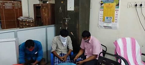 கந்தா்வகோட்டையில் லஞ்சம் பெற்று கைதான மண்டல துணை வட்டாட்சியா், கிராம நிா்வாக அலுவலா் மற்றும் நில அளவை அலுவலா். (வலமிருந்து).