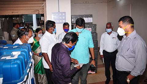 வாக்குப் பதிவு இயந்திரங்கள் உள்ள அறையை திறந்து பாா்வையிடும் மாவட்ட ஆட்சியா் அா்ஜூன் சா்மா.