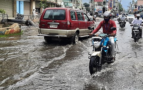 காரைக்கால் - திருநள்ளாறு சாலையில் தேங்கிய மழைநீரில் செல்லும் வாகனங்கள்.