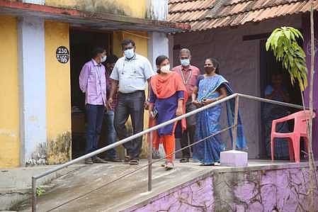 நாகா்கோவிலில் நிவாரண முகாமை ஆய்வு செய்கிறாா் மாநகராட்சி ஆணையா் ஆஷா அஜித்.