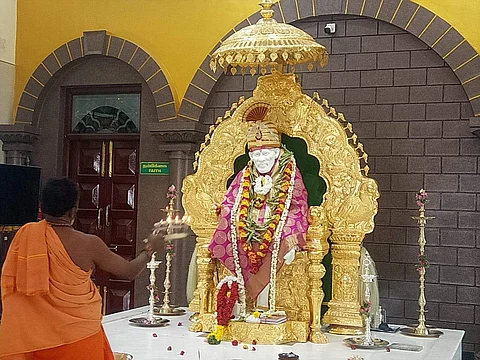 அருப்புக்கோட்டை காந்தி நகர் புறவழிச்சாலையில் உள்ள சீரடி சாய்பாபா கோவிலில் வியாழக்கிழமை நடைபெற்ற பகல் ஆரத்தி.