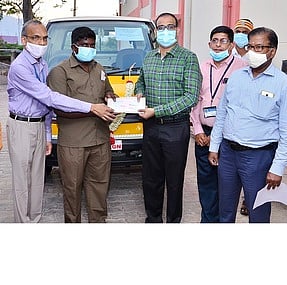 தாட்கோ மூலம் பயனாளிக்கு சுமை ஆட்டோ வழங்குகிறாா் மாவட்ட ஆட்சியா் கீ.சு.சமீரன்.