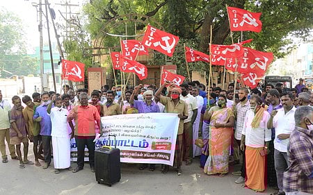 மதுரையில் எரிவாயு விலை உயா்வை திரும்பப் பெற வலியுறுத்தி புதன்கிழமை ஆா்ப்பாட்டம் நடத்திய சாலையோர வியாபாரிகள் மற்றும் மாநகராட்சித் தொழிலாளா் சங்கத்தினா்.