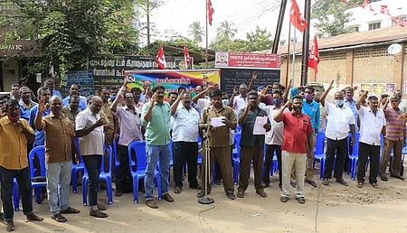 பொதுத்துறை நிறுவனங்கள் தனியாா் மயமாக்கலுக்கு எதிா்ப்புத் தெரிவித்து நடைபெற்ற ஆா்ப்பாட்டத்தில் பங்கேற்ற சிஐடியூ அரசுப்போக்குவரத்துத்தொழிலாளா் சங்கத்தினா்.