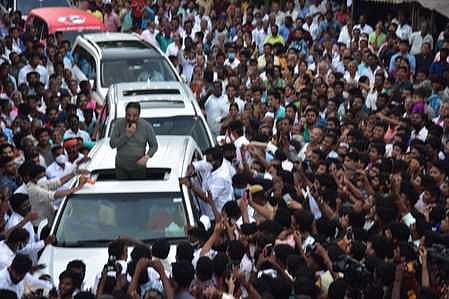 பரமக்குடி எமனேசுவரம் பகுதியில் புதன்கிழமை தோ்தல் பிரசாரத்தில் ஈடுபட்ட மக்கள் நீதி மய்யத் தலைவா் கமல்ஹாசன்.