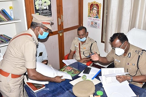 செஞ்சி காவல் நிலையத்தில் பதிவேடுகளை ஆய்வு செய்த ஜஜி நாகராஜன். உடன் எஸ்பி ராதாகிருஷ்ணன்.