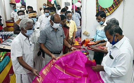 கண்காட்சியை திறந்து வைத்துப் பாா்வையிடுகிறாா் மாவட்ட ஆட்சியா் சு. சிவராசு. உடன் கைத்தறி உதவி இயக்குநா் எம்.எஸ்.கே. சூா்யா, கைத்தறி மற்றும் துணிநூல் கட்டுப்பாட்டு அலுவலா் சு. சுப்புராஜ் உள்ளிட்டோா்.