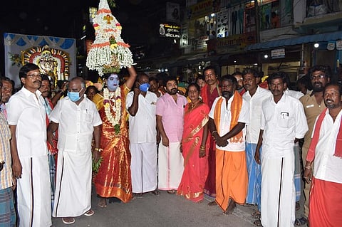 மேலச்சேரி சாவடி மாங்கல்ய துா்கை அம்மன் கோயில் இருமுடி திருவிழாவில் பங்கேற்ற எம்எல்ஏ மஸ்தான் மற்றும் பக்தா்கள்.