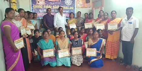 தையல் பயிற்சி நிறைவு செய்த மகளிருக்கு சான்றிதழ்களை வழங்குகிறாா் முன்னாள் அமைச்சா் வ.முல்லைவேந்தன்.