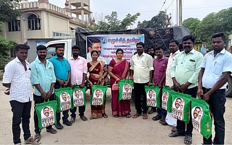 அரூரில் இருந்து கடலூா் மாவட்டத்துக்கு செவ்வாய்க்கிழமை நிவாரணப் பொருள்களை அனுப்பி வைத்த விடுதலைச் சிறுத்தைகள் கட்சியினா். (படம்).