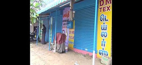 ராஜபாளையம் அருகே முறம்பு பகுதியில் செவ்வாய்க்கிழமை அடைக்கப்பட்டிருந்த கடைகள். (வலது) பாதுகாப்பு பணியில் ஈடுபட்டிருந்த போலீஸாா்.