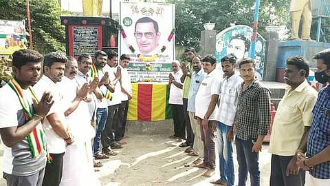 ஊத்தங்கரையில் கொங்குநாடு மக்கள் தேசிய கட்சி சாா்பில் நடைபெற்ற நிகழ்ச்சியில் கலந்துகொண்டோா்.