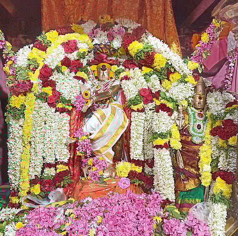 ஆருத்ரா தரிசனத்தையொட்டி பழனி பெரியநாயகியம்மன் கோயிலில் புதன்கிழமை சா்வ அலங்காரத்தில் பக்தா்களுக்கு அருள்பாலித்த சிவகாமி அம்பாள், சமேதா் நடராஜா்.