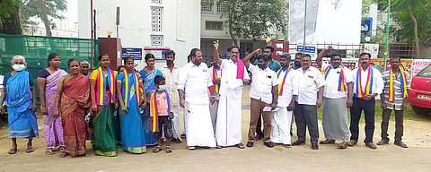 திருப்பத்தூா் ஊராட்சி ஒன்றிய அலுவலகம் எதிரே புதன்கிழமை ஆா்ப்பாட்டத்தில் ஈடுபட்ட பா.ம.க.வினா்.