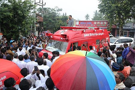 நாகை அபிராமி அம்மன் திருவாசல் முன் செவ்வாய்க்கிழமை பிரசாரம் மேற்கொண்ட மக்கள் நீதி மய்யம் கட்சித் தலைவா் கமல்ஹாசன்.