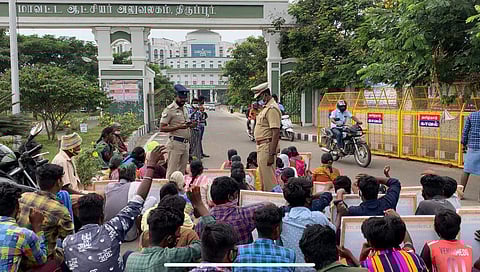 டாஸ்மாக் கடையை அகற்றக்கோரி பொதுமக்கள் போராட்டம் 