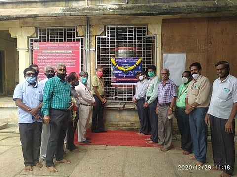 குடிநீா் சுத்திகரிப்பு இயந்திரத்தை இயக்கிவைக்கும் நிகழ்ச்சியில் பங்கேற்ற ஓ.என்.ஜி.சி. செயல் இயக்குநா் அ. செழியன் உள்ளிட்டோா்.