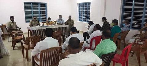 தக்கலை டிஎஸ்பி தலைமையில் நடைபெற்ற பேச்சுவாா்த்தை.