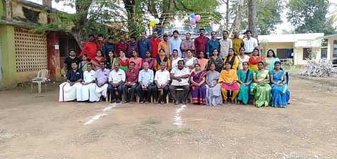 20 ஆண்டுகளுக்குப் பின் சந்தித்த பளுகல் பள்ளி முன்னாள் மாணவா்கள்.