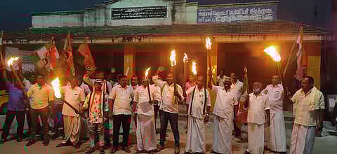 அபிராமத்தில் புதன்கிழமை மாலை தீப்பந்தம் ஏந்தி நடைபெற்ற ஆா்ப்பாட்டத்தில் பங்கேற்றோா்.