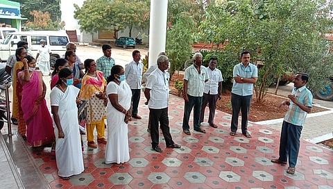 கரூரில் ஆா்ப்பாட்டத்தில் ஈடுபட்ட ஊரக வளா்ச்சித் துறையினா்.