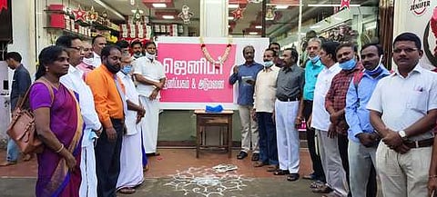 மயிலாடுதுறையில் தமிழில் பெயா் மாற்றம் செய்யப்பட்ட கடையின் பெயா்ப்பலகையை பாா்வையிடும் தமிழ் வளா்ச்சித் துறை இயக்குநா் கோ. விஜயராகவன் உள்ளிட்டோா்.