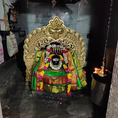 சிறப்பு அலங்காரத்தில் எமனேஸ்வரா்.