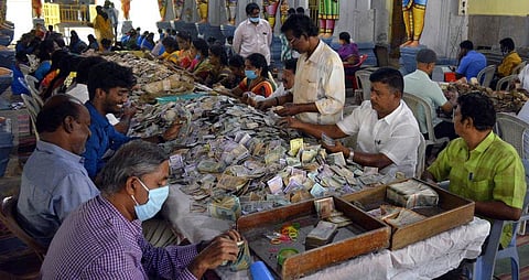 ராமேசுவரம் ராமநாதசுவாமி கோயிலில் புதன்கிழமை நடைபெற்ற உண்டியல் எண்ணும் பணி.
