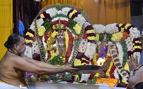 சேலம் சுகவனேஸ்வரர் கோயில் புதன்கிழமை நடைபெற்ற ஆருத்ரா தரிசன சிறப்பு அலங்காரத்தில் பக்தர்களுக்கு அருள்பாலிக்கும் நடராஜருடன் பார்வதி.