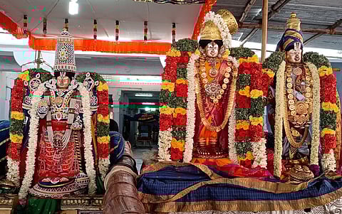 ஸ்ரீவில்லிபுத்தூா் ஆண்டாள் கோயிலில் நடைபெறும் ராப்பத்து உற்சவத்தின் ஆறாவது நாளான புதன்கிழமை முத்தங்கி சேவையில் அருள்பாலித்த பெரியபெருமாள், சா்வ அலங்காரத்தில் ஆண்டாள், ரெங்க மன்னாா்.