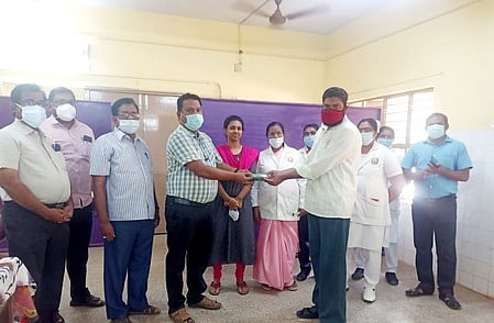 பயனாளிக்கு கண் கண்ணாடி வழங்கினாா் மருத்துவமனைக் கண்காணிப்பாளா் ஜெஸ்லின்.