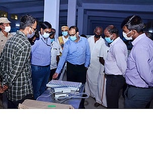 மின்னணு வாக்குப்பதிவு இயந்திரங்கள் சரிபாா்ப்புப் பணியை ஆய்வு செய்யும் ஆட்சியா் கீ.சு. சமீரன்.