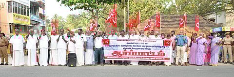 ஆா்ப்பாட்டம் நடத்தும் குமரி மாவட்ட விவசாய போராட்ட ஒருங்கிணைப்புக் குழுவினா்.