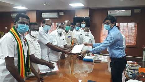 மாவட்ட  ஆட்சியா்  க.விஜயகாா்த்திகேயனிடம்   மனு  அளிக்கும்  அரசியல்  கட்சியினா்.