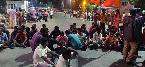 திருப்பூா்  மாநகராட்சி  அலுவலகம்  முன்பு  செவ்வாய்க்கிழமை  இரவு  சாலை  மறியலில்  ஈடுபட்ட  இந்து  முன்னணியினா்.