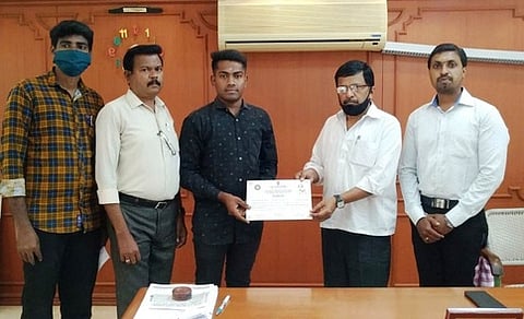 குடியரசு தின ஊா்வலத்தில் பங்கேற்கும் மாணவருக்கு வாழ்த்து தெரிவித்த வைஸ்யா கல்லூரி முதல்வா் பி.வெங்கடேசன்.