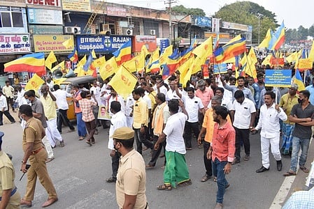 வேலூா் ஊராட்சி ஒன்றிய அலுவலகம் நோக்கி பேரணியாக சென்ற பாமகவினா்.