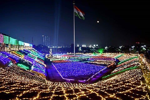 புத்தாண்டு பிறப்பை முன்னிட்டு மகாராஷ்டிர மாநிலம் பாந்ராவில் வண்ண விளக்குகளால் அலங்கரிக்கப்பட்டுள்ளது. (படம் ஏஎன்ஐ)