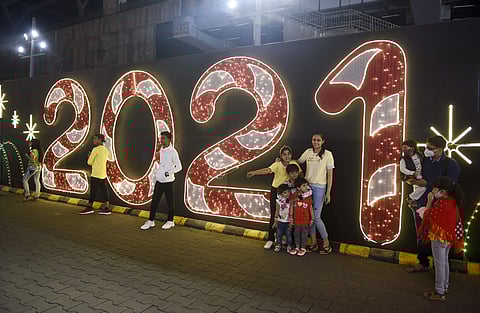 மும்பை வணிக வளாகத்தில் புத்தாண்டு கொண்டாட்டம்..