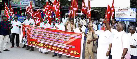 விருதுநகரில் புதன்கிழமை ஆா்ப்பாட்டத்தில் ஈடுபட்ட சிஐடியு தொழிற்சங்கத்தினா்.