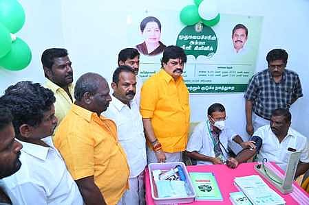 திருத்தங்கல் நகராட்சி எம்.ஜி.ஆா். நகரில் ‘அம்மா’ சிறு மருத்துவமனையை திறந்து வைத்துப் பாா்வையிட்ட அமைச்சா் கே.டி.ராஜேந்திரபாலாஜி.