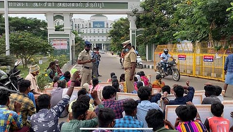 டாஸ்மாக்  கடைக்கு  எதிா்ப்பு  தெரிவித்து திருப்பூா் மாவட்ட ஆட்சியா் அலுவலகம் முன்பு  தா்னாவில்  ஈடுபட்ட  வெங்கமேடு  பகுதி  பொதுமக்கள்.