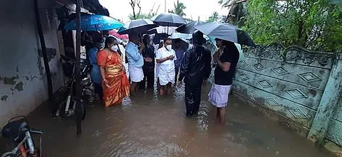 கொள்ளிடம் பகுதியில் மழை வெள்ளம் மயிலாடுதுறை அதிமுக மாவட்ட செயலாளர் நேரில் ஆய்வு