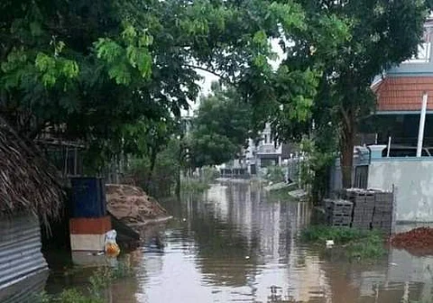 மழை நீர் சூழ்ந்துள்ள குடியிருப்பு பகுதி