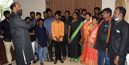 கட்சியினருடன் ஆலோசனை நடத்தும் தமிழக மக்கள் முன்னேற்றக்கழக நிறுவனா் தலைவா் ஜான்பாண்டியன்.