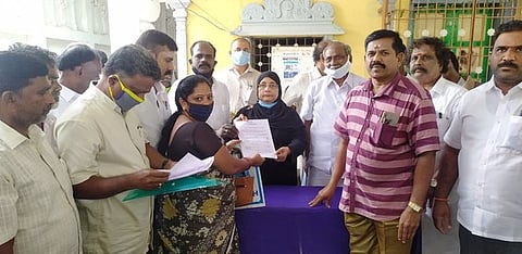 48 பேருக்கு வீடு கட்ட பணி ஆணை: அமைச்சா் நிலோபா் கபீல் வழங்கினாா்