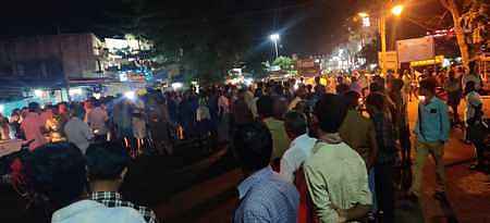 விபத்தை ஏற்படுத்திய மினி பேருந்து ஓட்டுநரை கைது செய்யக் கோரி வாடிப்பட்டி காவல்நிலையம் முன் வெள்ளிக்கிழமை இரவு சாலை மறியல் போராட்டத்தில் ஈடுபட்ட கிராம மக்கள். ~விபத்தில் உயிரிழந்த ராணி, அவரது ஒரு வயது