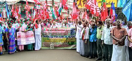 விவசாயிகள் போராட்டத்திற்கு ஆதரவாக மதுரை தலைமை தபால் நிலையம் அருகே சனிக்கிழமை ஆா்ப்பாட்டத்தில் ஈடுபட்ட பல்வேறு தொழிற்சங்கத்தினா்.